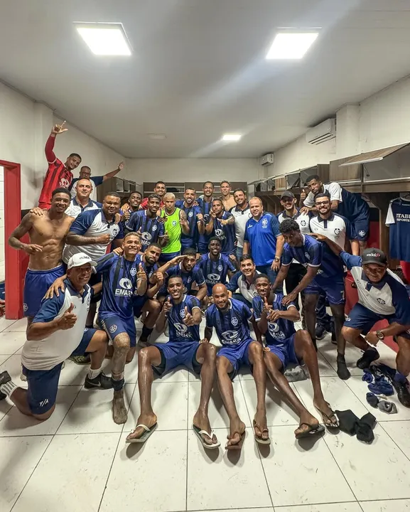 Elenco do Itabuna celebra a liderança do Campeonato Baiano da Serie B