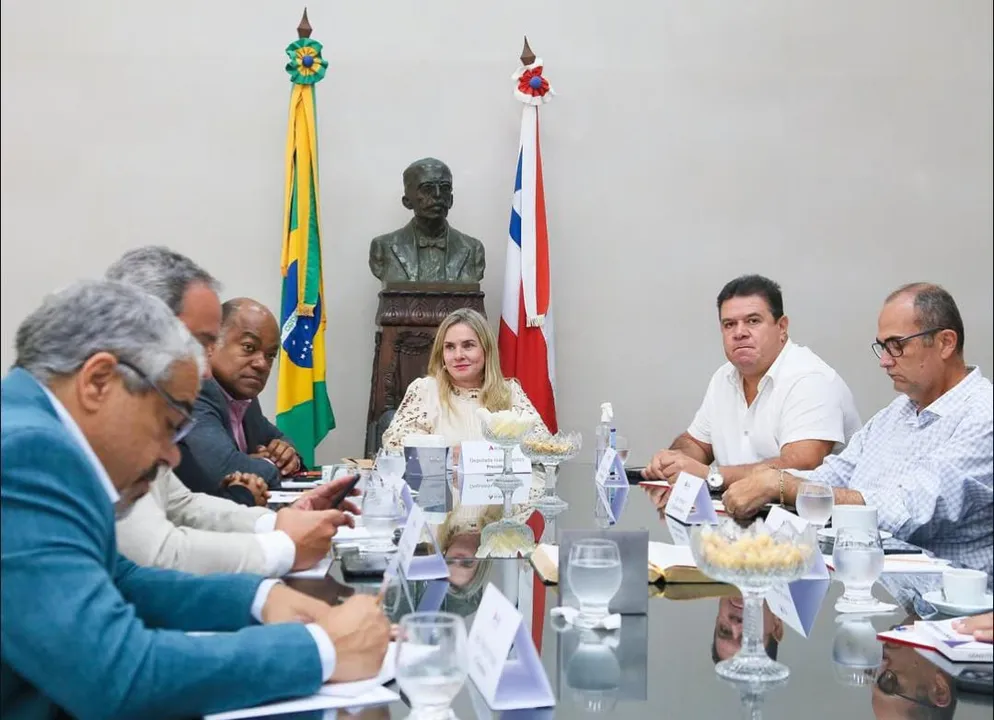 Reunião aconteceu nesta segunda-feira, 10