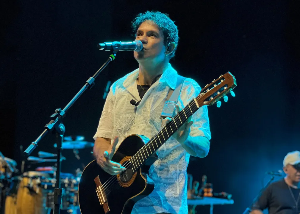 Jorge Vercillo emociona fãs em show na Concha