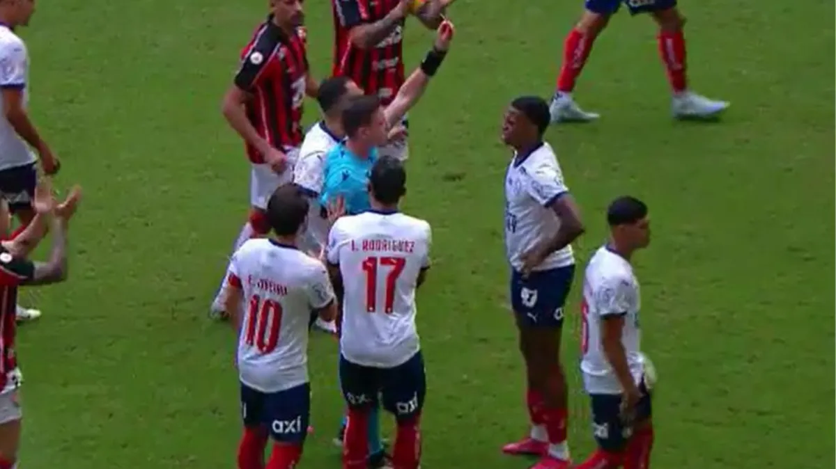 Momento do cartão vermelho para Jean Lucas