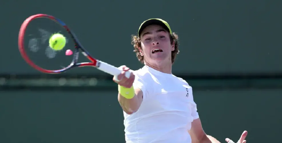 Tenista brasileiro de 18 anos derrotou russo Alexander Bublik por 2 sets a 0 com parciais de 7/6 (7-5) e 7/5 (7-0)