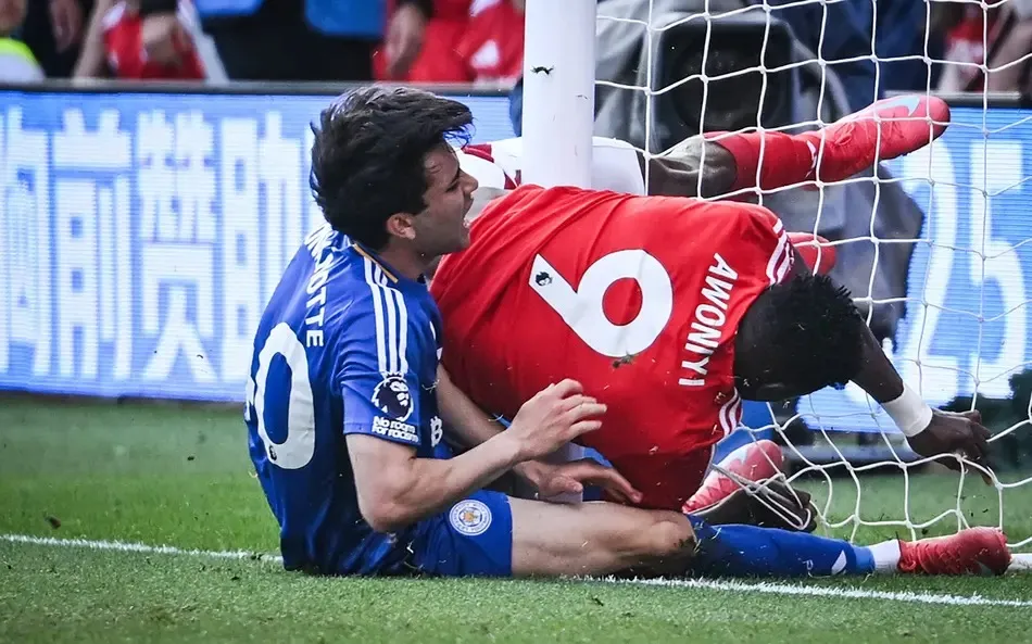O atacante nigeriano Taiwo Awoniyi se choca com a trave na partida contra o Leicester pela Premier League
