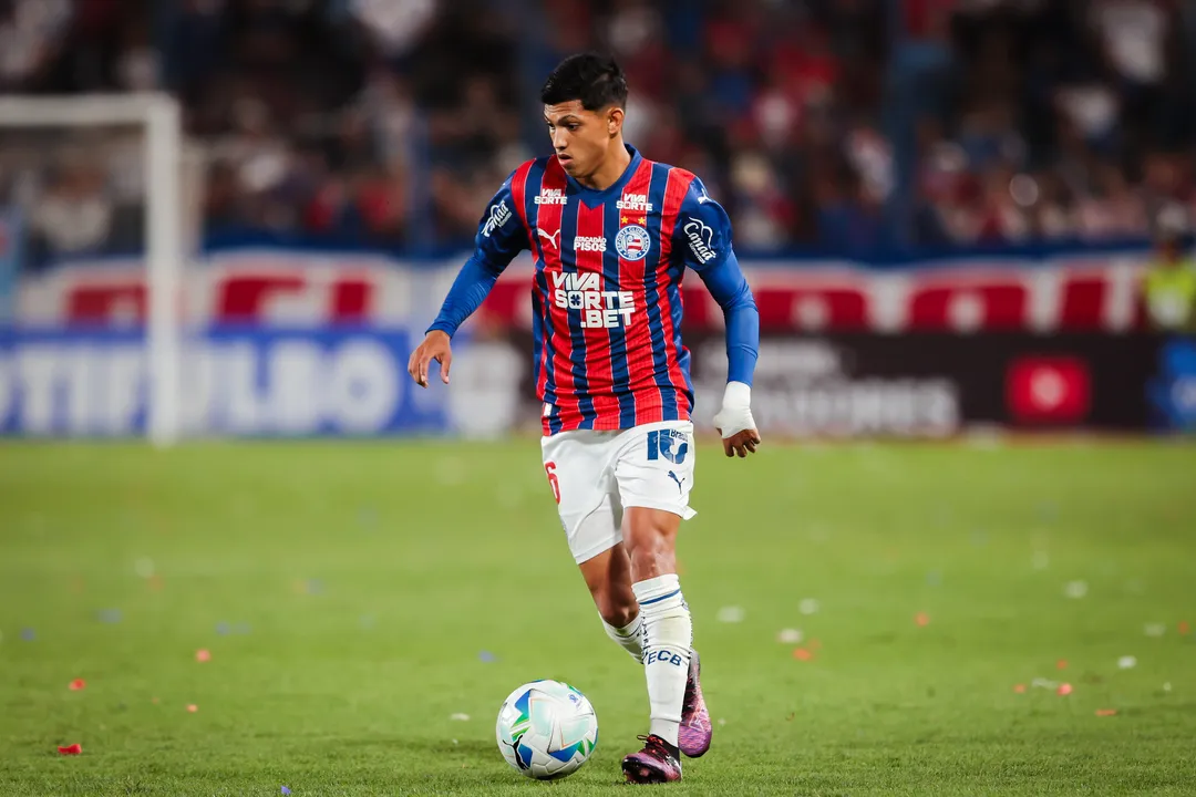 Torcida do Bahia é alvo de rivais em estádio
