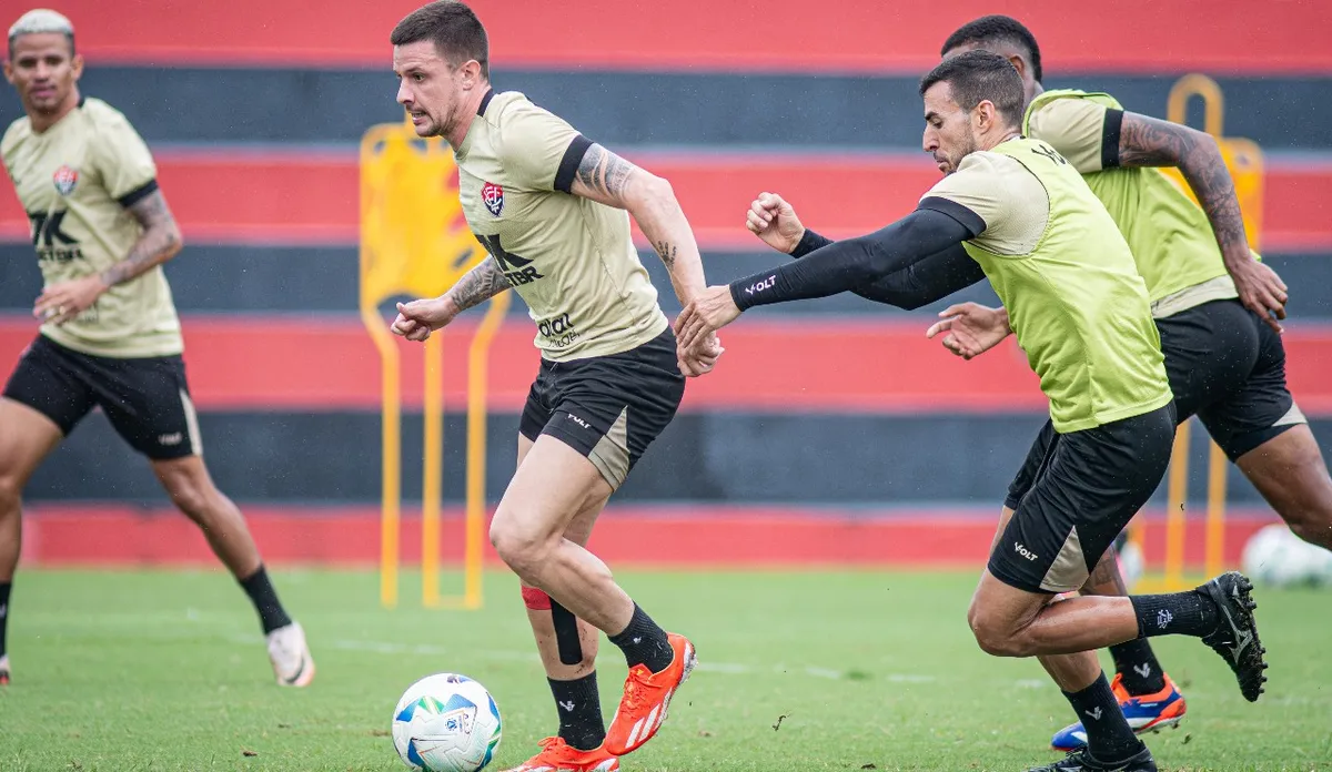Renato Kayzer participou de treino do Vitória nesta segunda