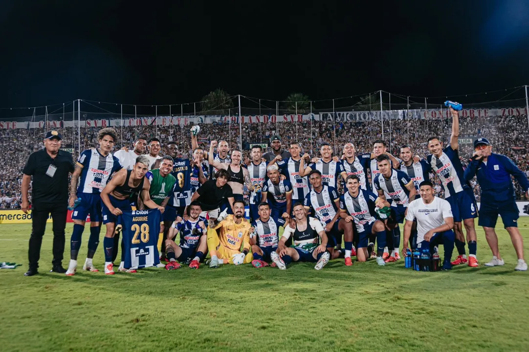 Elenco do Alianza Lima do Peru celebra a classificação para a fase de grupos da Copa Libertadores