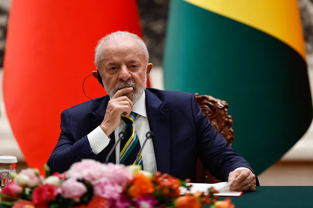 Em visita oficial à China, presidente afirma que não há problema de o Brasil ser comandado por um estrangeiro