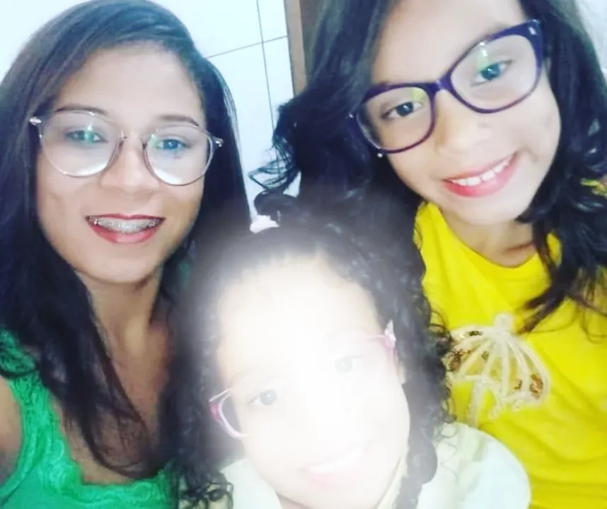 Mãe de Eloá junto com as duas filhas