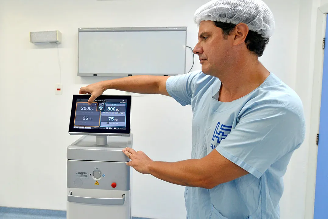 Dr. Paulo Furtado, urologista, com o aparelho que faz a cirurgia a laser