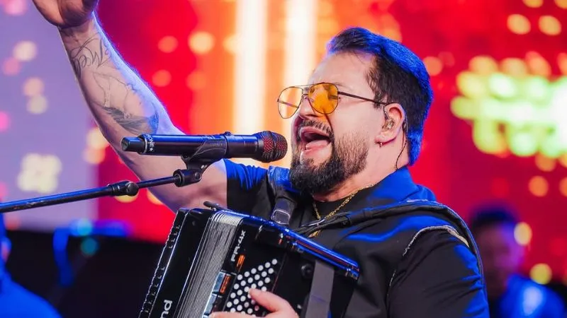 O cantor se acidentou durante um show