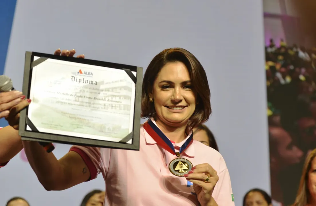 Michelle Bolsonaro durante entrega da Comenda 2 de Julho, em 2024
