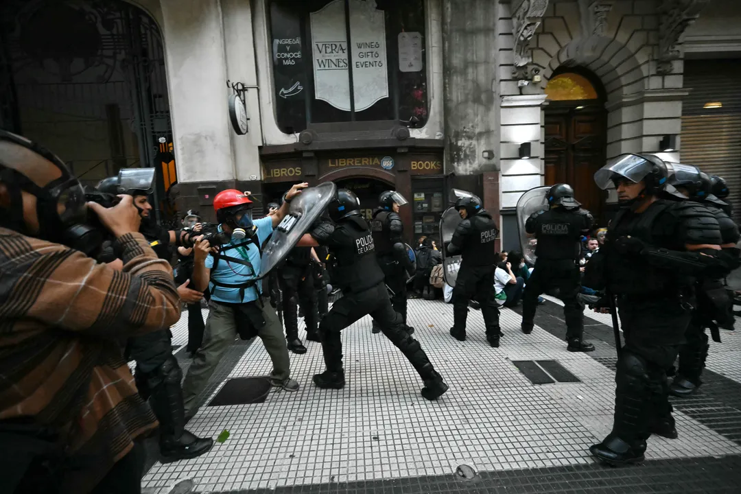 A manifestação semanal dos aposentados exigindo um ajuste foi apoiada por torcedores de pelo menos 30 clubes de futebol