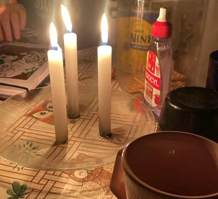 Moradores de Ipitanga, em Lauro de Freitas, estão usando velas para iluminar as casas
