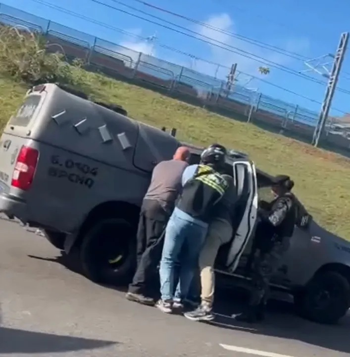 Na ação, foram apreendidas três pistolas de calibres .40, 45 e 9mm, além de munições