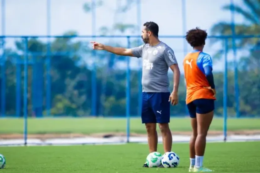 Técnico Felipe Freitas comandou a atividade de olho no Cruzeiro