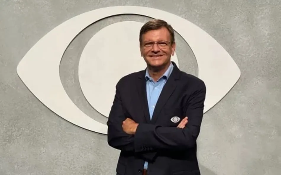 O motivo do processo são ofensas publicadas por Sérgio Maurício nas redes sociais