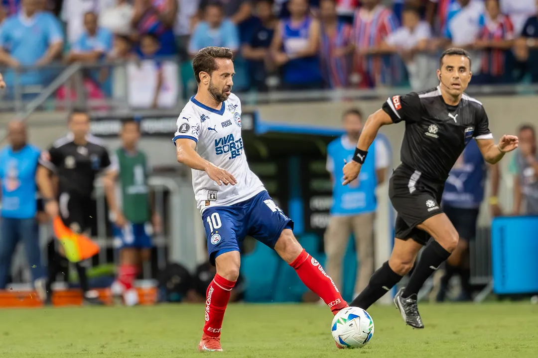 Everton Ribeiro ao lado de árbitro na Fonte Nova