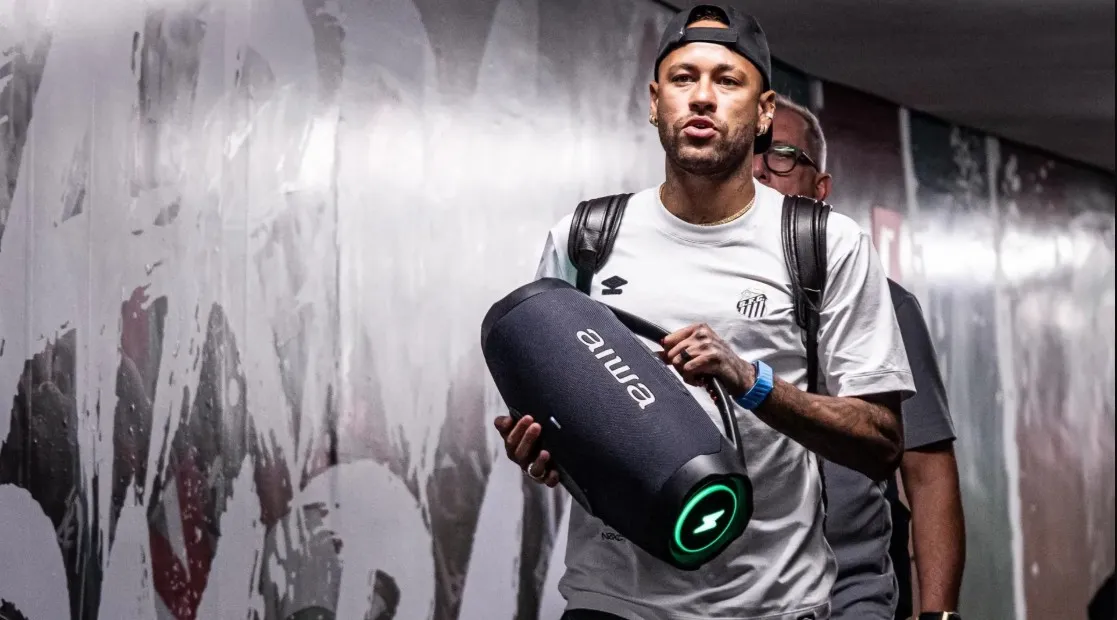 Neymar compra réplica de Batmóvel por mais de R$8 milhões