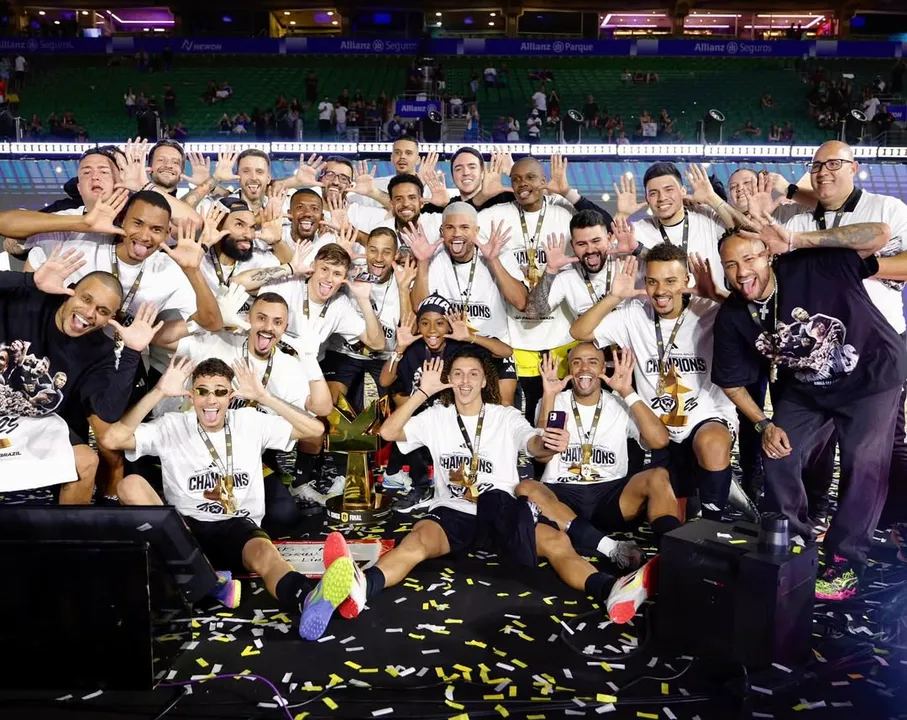 Neymar com os jogadores da Fúria durante a festa do título