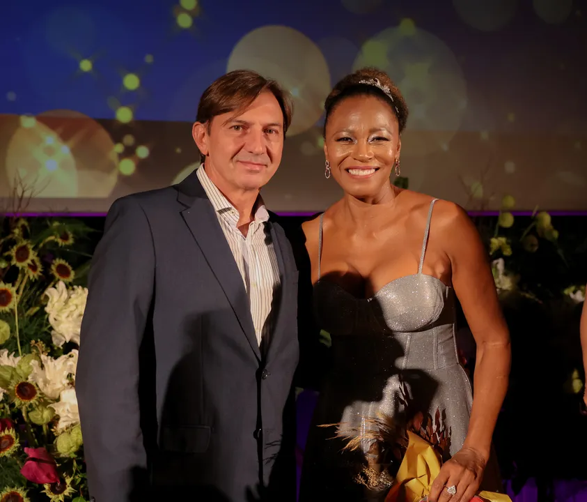 André Podhorodeski, superintendente do Shopping Barra, e a atriz Edvana Carvalho, uma das homenageadas do Barra Mulher 2025