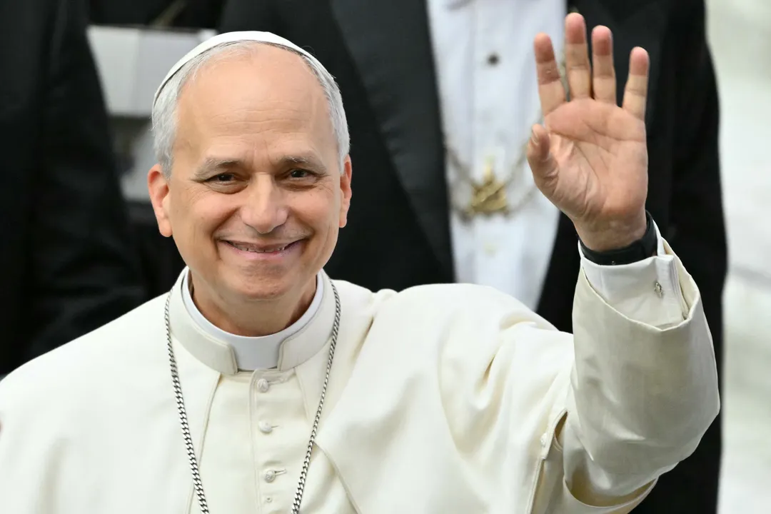 Papa Leão XIV gesticula na sua chegada na coletiva de imprensa