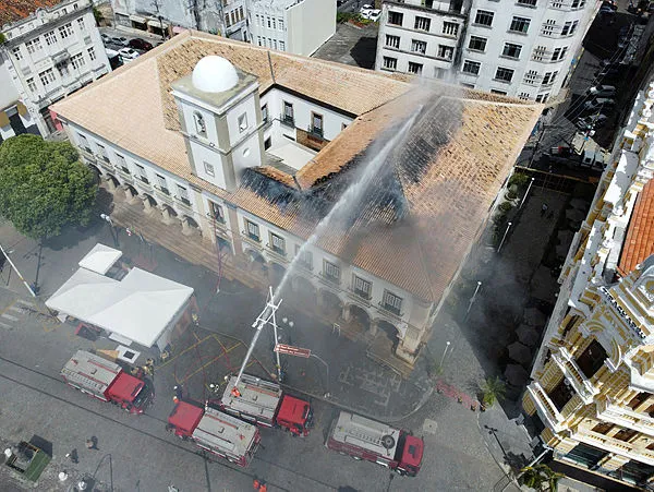 Telhado foi incendiado no dia 24 de fevereiro