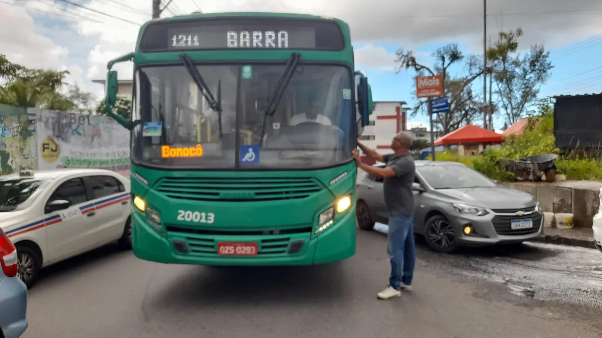 A suspensão do serviço aconteceu no fim da manhã desta terça-feira, 18