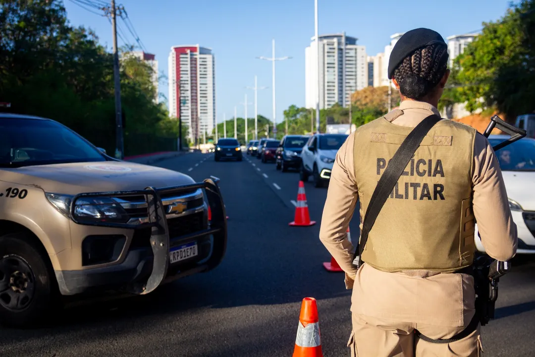 A ação busca retirar armas e drogas de circulação