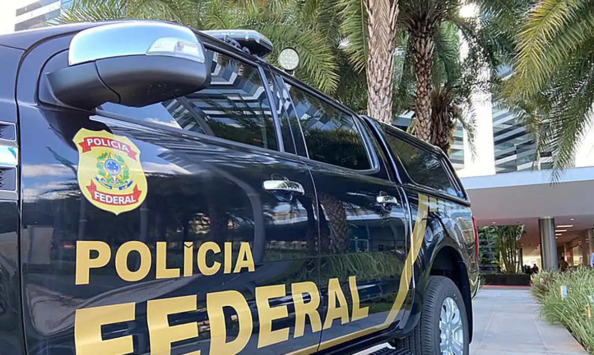 Cerca de 100 policiais federais e agentes do Ministério Público Federal (MPF) estão cumprindo mandados