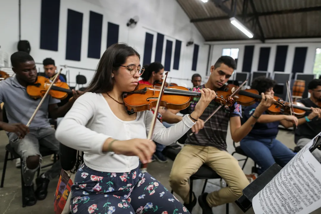 Orquestra é liderada pelo maestro e dirigente Ricardo Castro