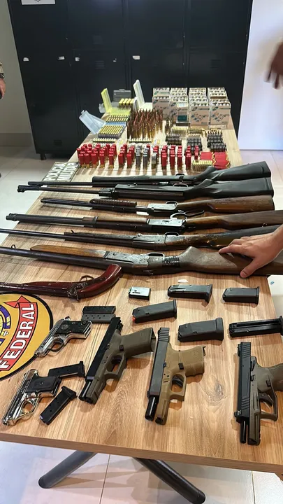 Durante as buscas, os policiais encontraram 11 armas de fogo