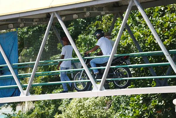 Motociclista praticando 'roubadinha' em passarela de Salvador