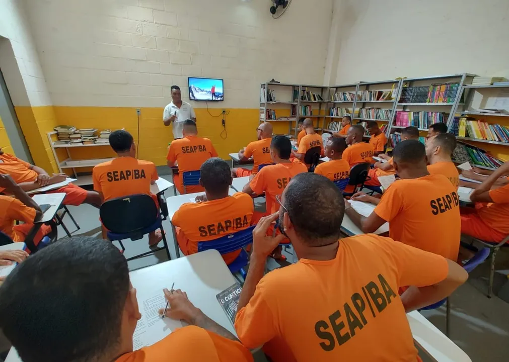 Pedagogo transforma vidas com educação no sistema prisional da BA