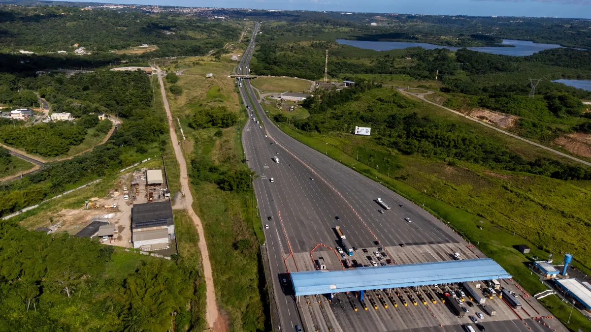 Concessionária reforçou, em nota, a necessidade do pagamento; na foto, a praça de pedágio da ViaBahia em Simões Filho, na BR-324