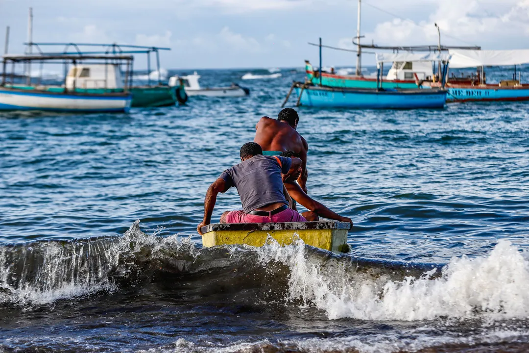 Pesca na praia de Itapuã, em Salvador