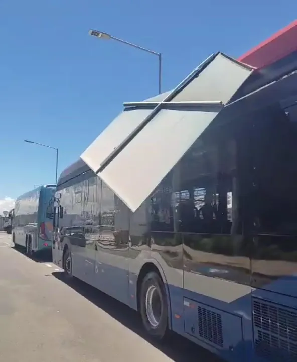 Placa cai em cima de ônibus que faz o transfer entre o metrô e o aeroporto