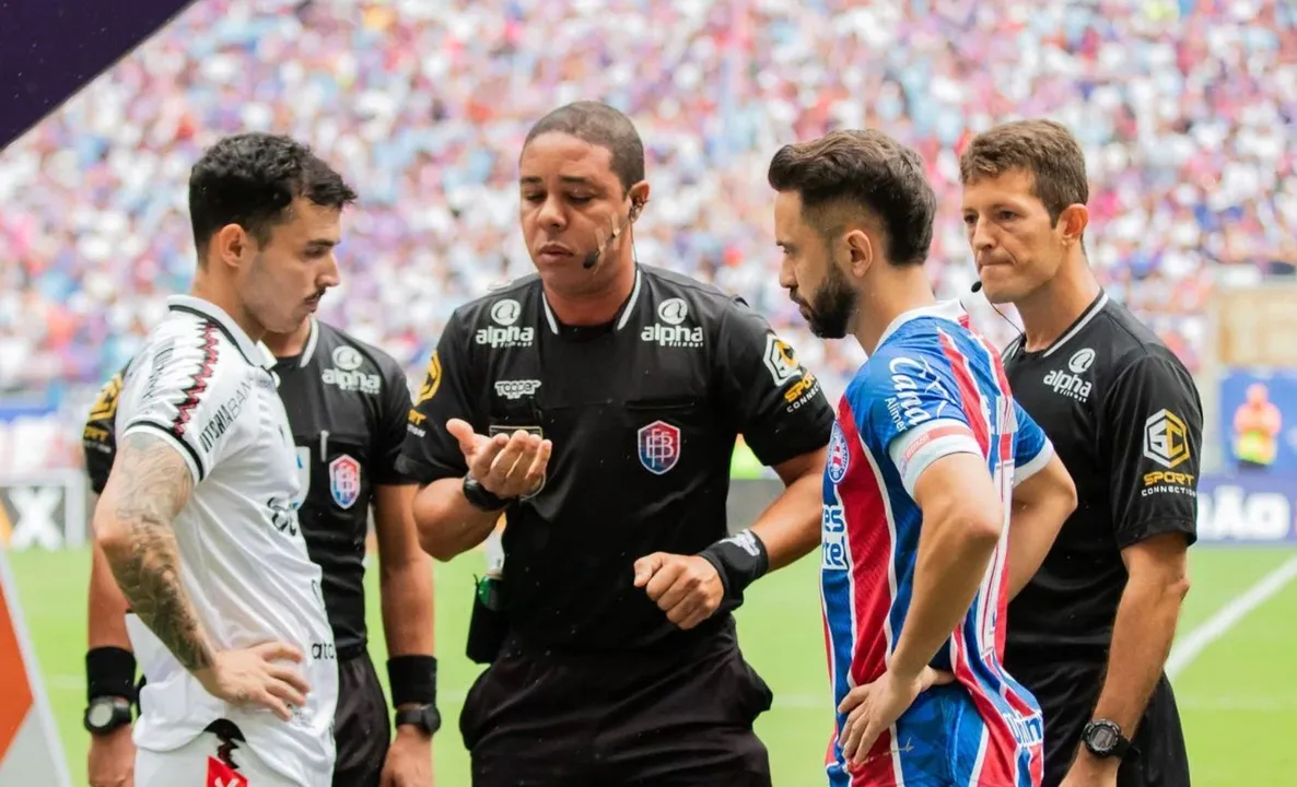 Imagem ilustrativa da imagem Polêmico: relembre árbitros que fizeram história no clássico Ba-Vi