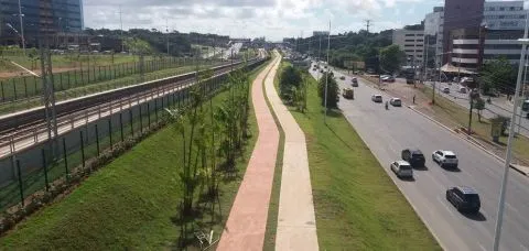 O policial transitava na ciclovia da Avenida Paralela quando foi abordado por bandidos