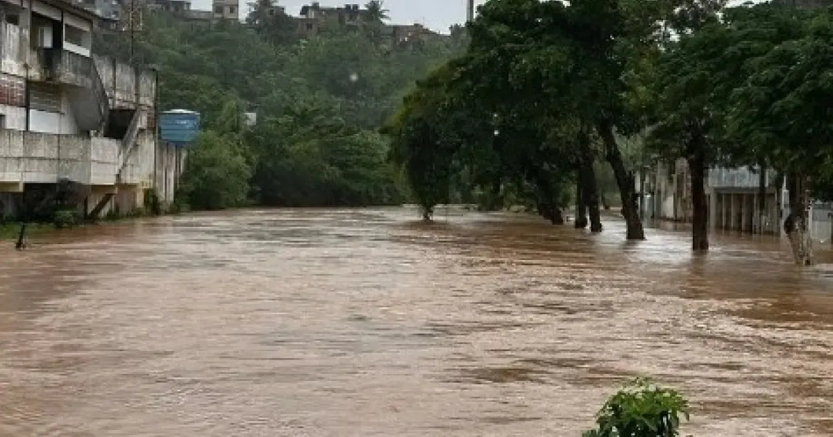 Rio Subaé transborda e deixa vários pontos da cidade alagados