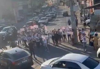 Imagem ilustrativa da imagem Protesto: família de jovem morto em Fazenda Grande fecha avenida