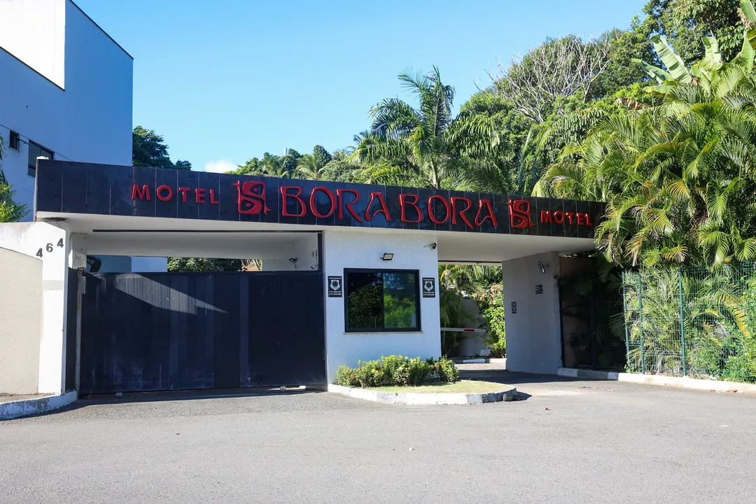 Na fuga, bandidos arrancaram o portão do motel com o carro