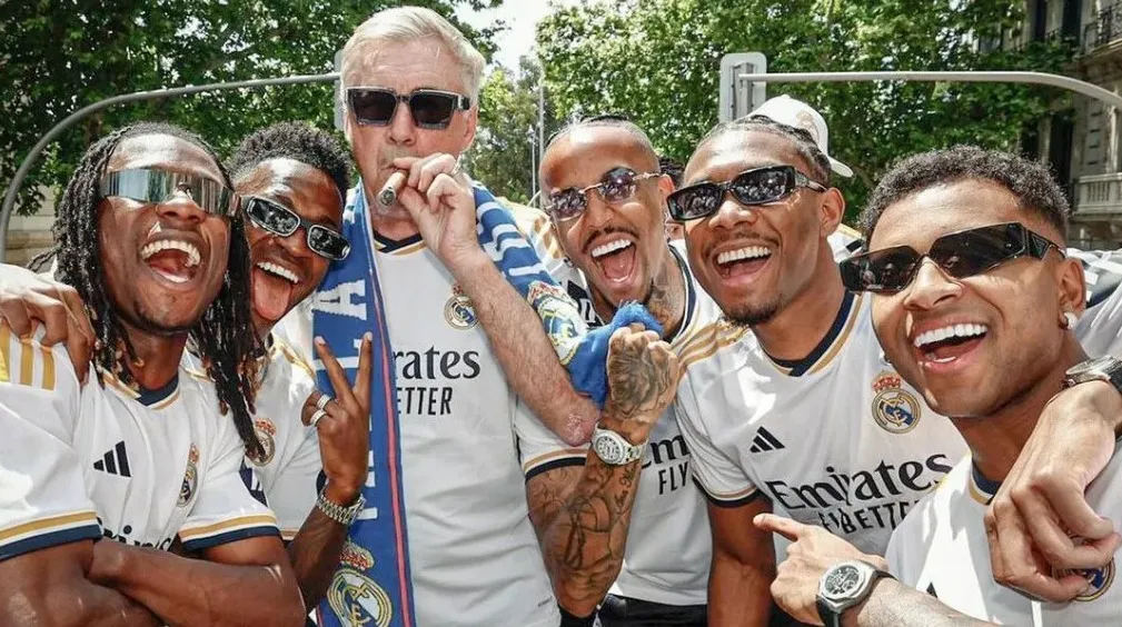 Carlo Ancelotti com Camavinga, Vini Jr, Militão, Alaba e Rodrygo, jogadores do Real Madrid