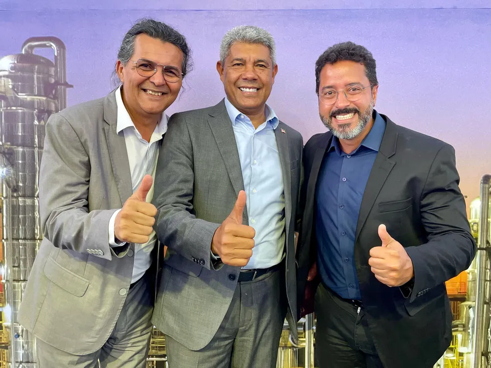 Deputado Radiovaldo (PT), governador Jerônimo Rodrigues (PT), e coordenador-geral da FUP, Deyvid Bacelar