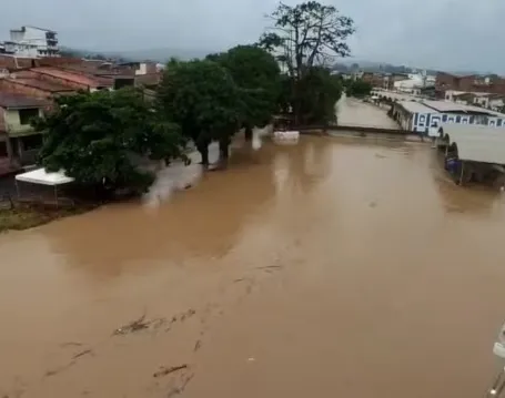 Rio Subaé transbordou e causou alagamentos em Santo Amaro