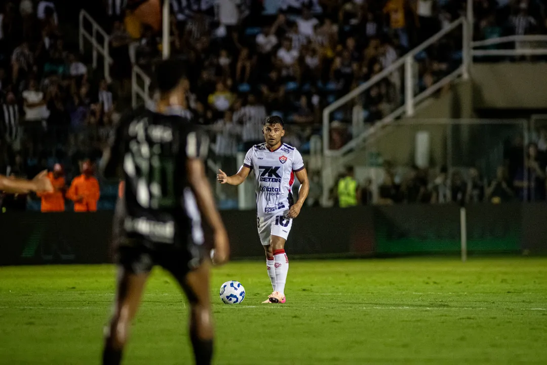O volante Ronald em ação no jogo contra o Ceará no Presidente Vargas em Fortaleza