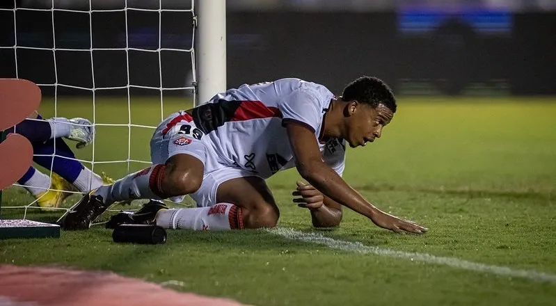 Carlinhos, centroavante do Vitória, autor do gol no empate com o Grêmio