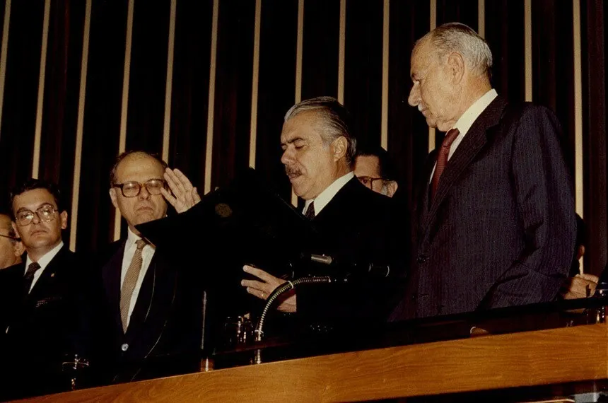 Sarney presta juramento em sessão do Congresso de 15 de março de 1985