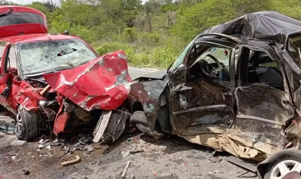 Carros seguiam em direções contrárias quando colidiram de frente