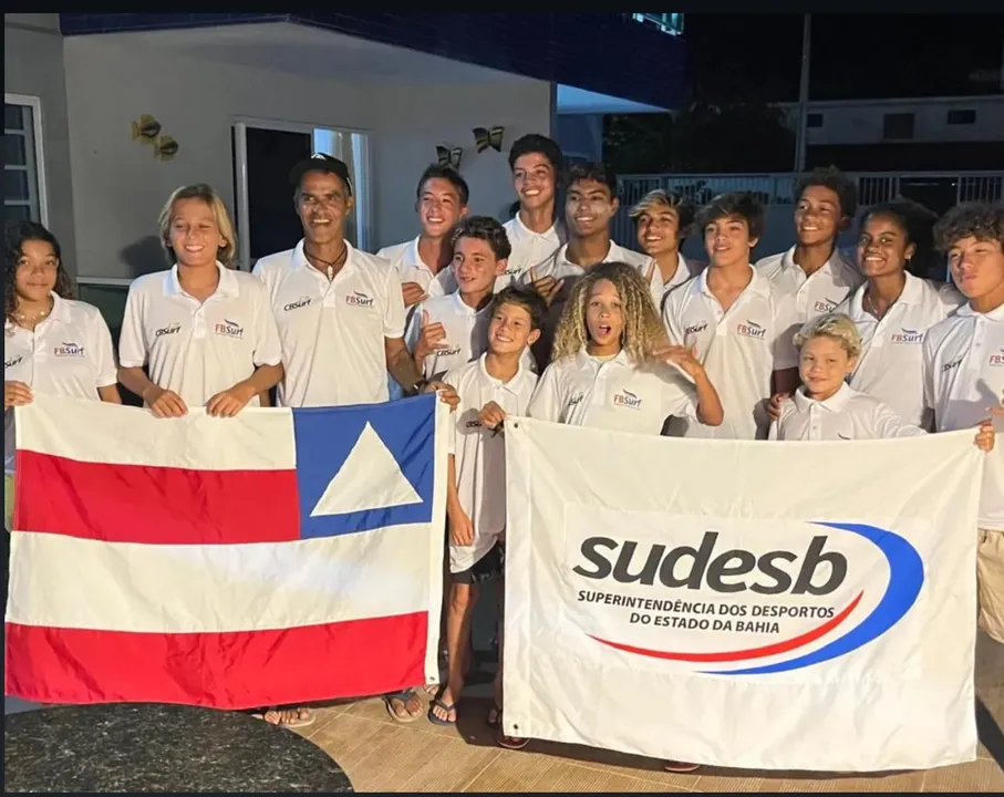 Delegação baiana de 20 surfistas que embarcou para Pernambuco para disputar o torneio nacional de base