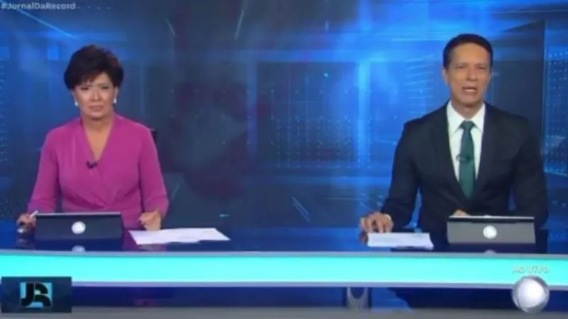 Apresentadores durante jornal ao vivo na Record