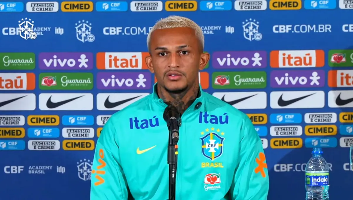 Lateral-direito Wesley durante coletiva na Seleção Brasileira